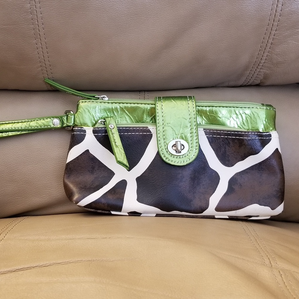 Green Giraffe Pattern Wristlet Bag